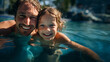 Vater mit Sohn im Swimming Pool lachen und haben Spass im Urlaub, ai generativ