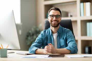 Aufkleber - Successful Entrepreneur. Portrait Of Happy Millennial Man Posing At Workplace In Office