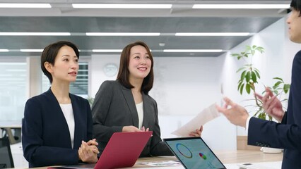 Aufkleber - 笑顔で会議するビジネスグループ