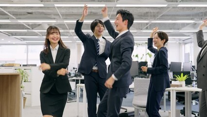 Sticker - オフィスでダンスする会社員グループ