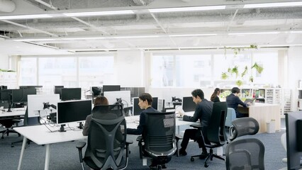 Poster - オフィスで仕事する会社員グループ