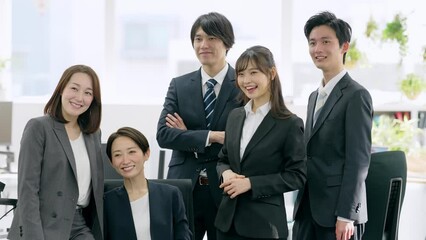 Aufkleber - オフィスで笑うビジネスパーソンのグループ