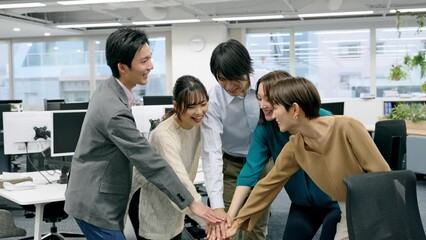 Aufkleber - オフィスで円陣を組むカジュアルなビジネスパーソンのグループ