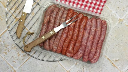 Poster - saucisses et merguez crus, en gros plan, dans une barquette