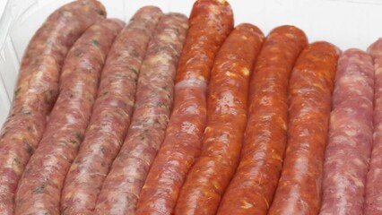 Canvas Print - saucisses et merguez crus, en gros plan