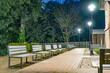 Park nocą, alejka rozświetlona latarniami