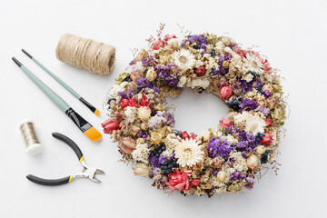 Wall Mural - How to make a door wreath with dry flowers and orher plants