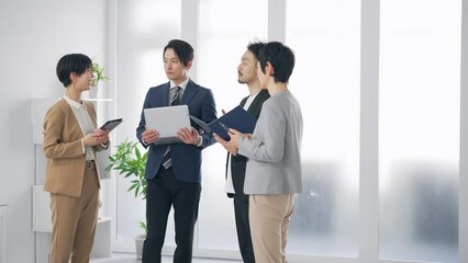 Aufkleber - オフィスで会話するビジネスパーソンのグループ