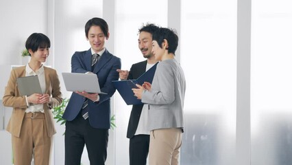 Aufkleber - オフィスで会話するビジネスパーソンのグループ