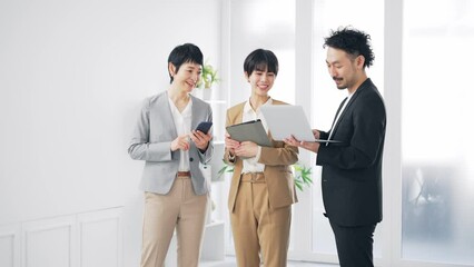 Poster - パソコンを見ながら話すビジネスパーソンのグループ