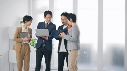 Aufkleber - オフィスで会話するビジネスパーソンのグループ