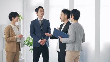 Aufkleber - オフィスで会話するビジネスパーソンのグループ