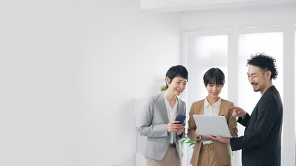 Aufkleber - パソコンを見ながら話すビジネスパーソンのグループ