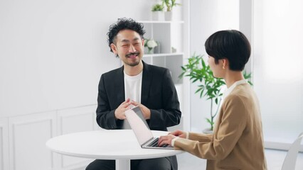 Poster - オフィスで会話するグループ