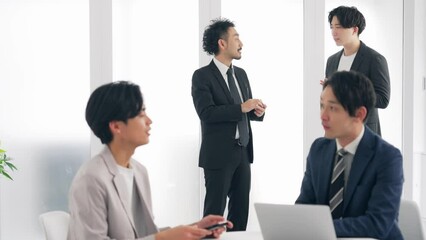 Aufkleber - オフィスで会話するビジネスマン
