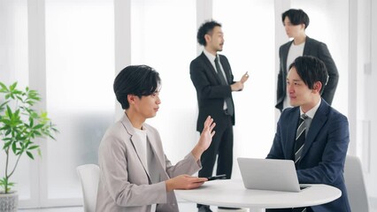 Aufkleber - オフィスで会話するビジネスマン