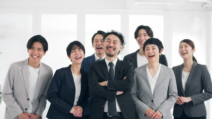 Leinwandbilder - オフィスで大笑いする大勢のビジネスパーソン