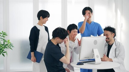 Aufkleber - パソコンを見ながら話す医療従事者　医師　看護師