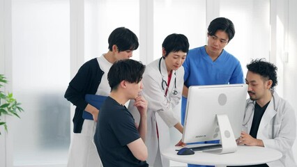 Aufkleber - パソコンを見ながら話す医療従事者　医師　看護師