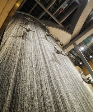 eindrucksvoller Wasserfall in der Dubai Mall