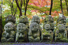 秋の京都、嵯峨の愛宕念仏寺の可愛い地蔵