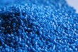 Blaues Kunststoff Granulat. Plastik Rohstoff zum Einschmelzen zur Herstellung von Produkten.