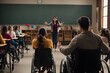 Dos personas en silla de ruedas dentro de un salon de clases