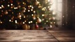 Leerer Holztisch, weihnachtlich geschmückter Tannenbaum mit Lichterkette vor verschwommenen Hintergrund, Platz für Warenpräsentation oder Text
