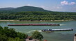 Zwei Frachtschiffe auf der Donau bei Bratislava