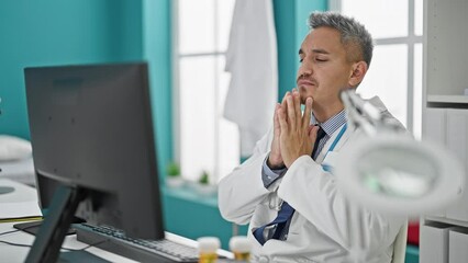 Poster - Young hispanic man doctor stressed working at clinic