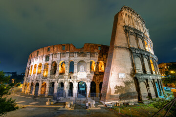 Wall Mural - Colosseum (Coliseum) at night, Rome, Italy