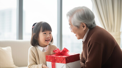 お祖父さんにプレゼントを渡す女の子