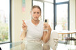 © kues1 - model using a smart phone