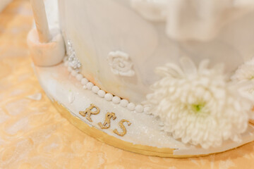 Wall Mural - Close-up of figurine couple on the wedding cake