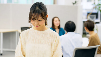 Leinwandbilder - オフィスで仕事するカジュアルな女性