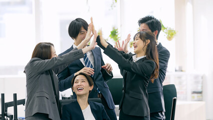 Aufkleber - オフィスでハイタッチする会社員グループ