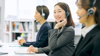 Leinwandbilder - オフィスで仕事をする女性会社員のグループ