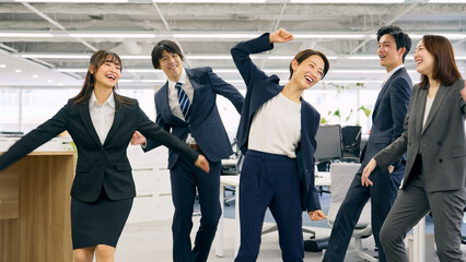 Aufkleber - オフィスでダンスする会社員グループ