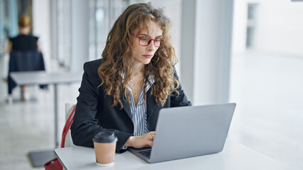 Canvas Print - Young woman business worker using laptop working at the office