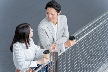 Wall Mural - 飲み物を飲みながら休憩する男女