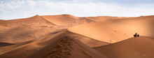 Disfrutando De La Inmensidad Del Mar De Dunas Del Desierto Del Namib, Namibia.