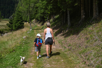 Sticker - passeggiata in montagna 