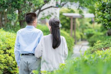 Poster - 公園を散歩するシニア夫婦