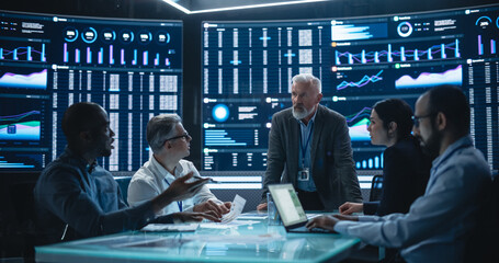 Aufkleber - Team Of Data Scientists and Software Developers Discussing Reports in Monitoring Room with Analytics Feed on Big Digital Screen. Senior Man Leading Artificial Intelligence Company Board Meeting