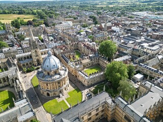 Wall Mural - Aerial view of the city of Oxford, England, with the iconic Radcliffe Camera