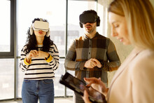Realtor Show House Clients Use VR Headset
