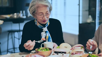 Wall Mural - ランチを食べるシニア女性