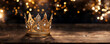 Königliche Krone im goldenen Glanz mit edlen Bokeh Hintergrund Querformat für Banner, ai generativ