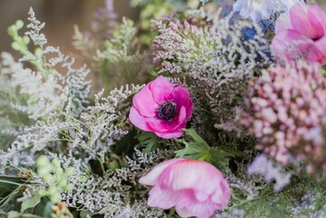 Canvas Print - Close-up of vibrant, colorful floral bouquet in glass vase, displayed on wedding table