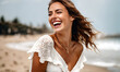 Portrait einer expressiv lachenden Frau am Strand, gen AI. 
